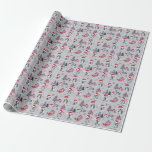 Penguiner i Santa Hats Winter Scene Grått Mönster  Presentpapper<br><div class="desc">Söta penguiner i röda tomter på vinterscenen,  inklusive Julgranar, ,  träd,  poinsettias,  gräs grenar och kvistar med bär och en fullt gåvor till alla små pingviner.  På lätt grått-bakgrund.  Sammansatt design efter Helgdag Hearts-design.</div>