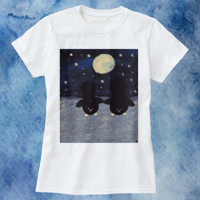 Penguins Holding Händer i Snö av Moonlight T Shirt (A shirt with two cute penguins holding hands on a snowy evening with a full moon.)