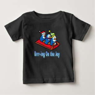 Penguins Sledding Winter Helgdag Scene T Shirt