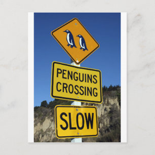 Penguins som passerar vägskylt över gulten vykort