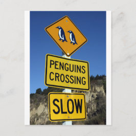Penguins som passerar vägskylt över gulten vykort