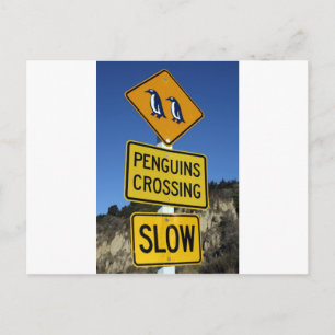 Penguins som passerar vägskylt över gulten vykort