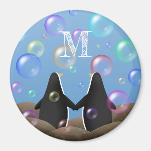 penguinvänner som ser på bubblor i monogrammet magnet