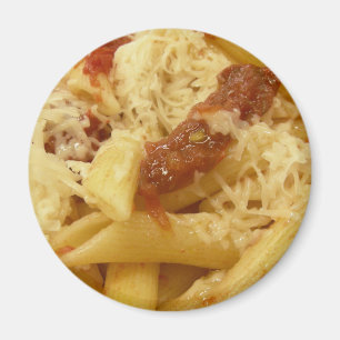 Penne pasta, tomater och ost magnet