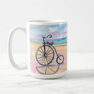 Pennystirrad cykel parkerad på strand kaffemugg
