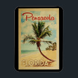 Pensacola Handflatan Träd Vintage resor Magnet<br><div class="desc">En unik och modern Pensacola Florida-konstaffär i mitten av århundradet i vintage resor poster stil. Den har en böjd handflatan träd på sandstranden med hav under ett blått grumligt himlar.</div>