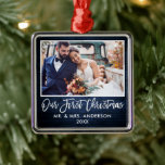 Penselskript Blue Wood Bröllop vår första jul Julgransprydnad Metall<br><div class="desc">Modern penselskript,  Rustic Blue Wood vår första julfoto Bröllop Ornament</div>