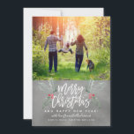 Penselskript jul Hollies Photo Chalkboard Julkort<br><div class="desc">Det här vita och feta helgdag-fotokortet förhärligar årstidens anda med dess vänliga och moderna utformning med ett fet penselskript som säger "god jul" parad med våra vattenfärgshollier. Lägg till året och din egen känsla..</div>