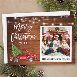 Penselskript Lastbil Wood Vintage Photo Jul Julkort<br><div class="desc">Modern penselskrift,  Watercolor Vintage Red Lastbil med Julgran,  Stil fotokort för omedelbar kamera-God jul - Rustic Wood och String Ljus</div>