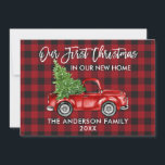 Penselskript Play Första jul - nytt hem Lastbil Julkort<br><div class="desc">Modern penselskript Vår första jul i vårt nya Flytta för hemmet innefattar Watercolor Vintage Red Lastbil med Julgran - Red Buffalo Play</div>