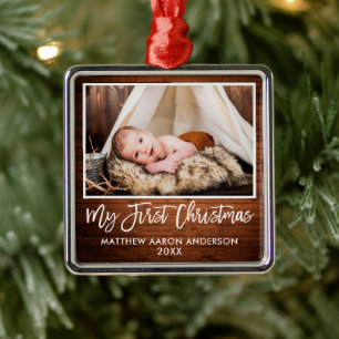 Penselskript Rustic Wood Baby Första julen Julgransprydnad Metall