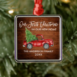 Penselskript Wood Första jul - nytt hem Lastbil Julgransprydnad Metall<br><div class="desc">Modern penselskript Vår första jul i vårt nya hemornament inkluderar Watercolor Vintage Red Lastbil med Julgran. Rustic Land Wood Print.</div>
