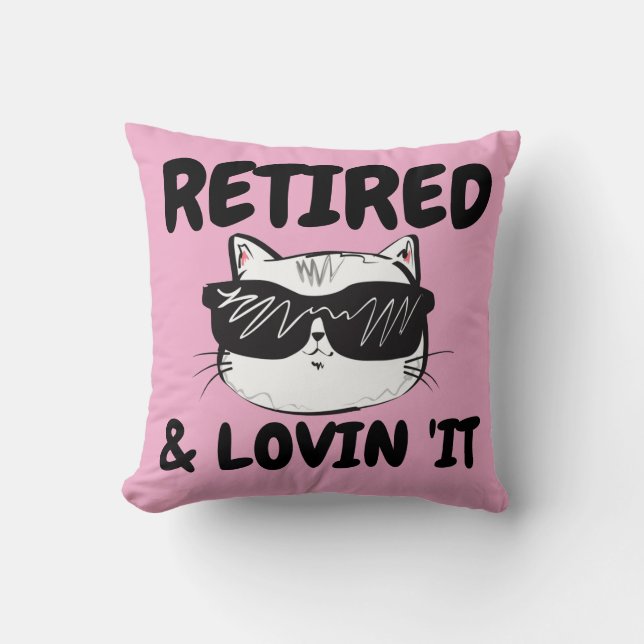 PENSION CAT PILLOW, RETIRED & LOVIN IT KUDDE (Framsida)
