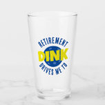 Pension driver mig till Dink Funny Pickleball Glaskopp<br><div class="desc">Lustigt Pickleball Beer Pint Glass eller Vatten Glass med "Pension Drives me to Dink" som i blå och skarp gult i fet ljus text säger en perfekt pension-gåva till en pickleball-spelare ELLER någon som nyligen började spela pickleball efter att ha gått i pension och startat en ny sporthobby.</div>