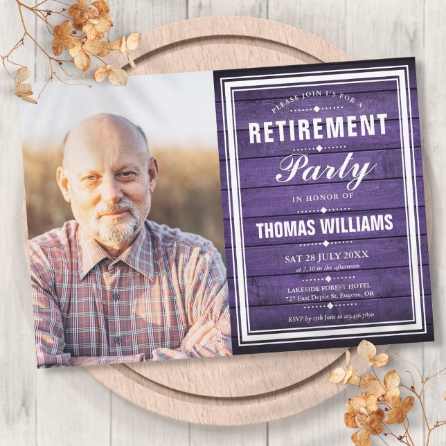 Pension Party Rustic Lila Barn Wood Photo Inbjudningar (Retirement Party Rustic Purple Barn Wood Photo Invitation)