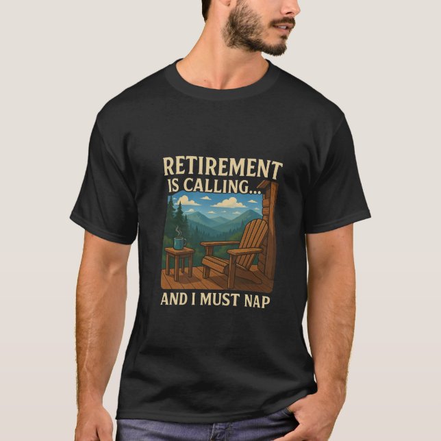 🏞️ Pension ringer... och jag måste Nap T Shirt (Framsida)