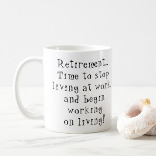 Pension-tid för att sluta leva på arbetet kaffemugg
