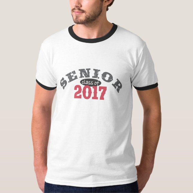 Pensionären klassificerar av röd 2017 tee (Framsida)