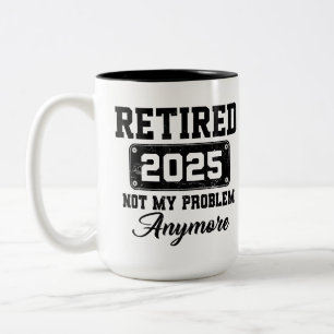 Pensionerad 2025 Inte mitt problem längre Pensione Två-Tonad Mugg