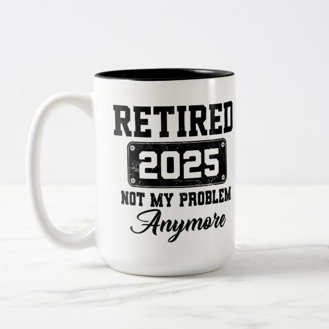 Pensionerad 2025 Inte mitt problem längre Pensione Två-Tonad Mugg (Vänster)