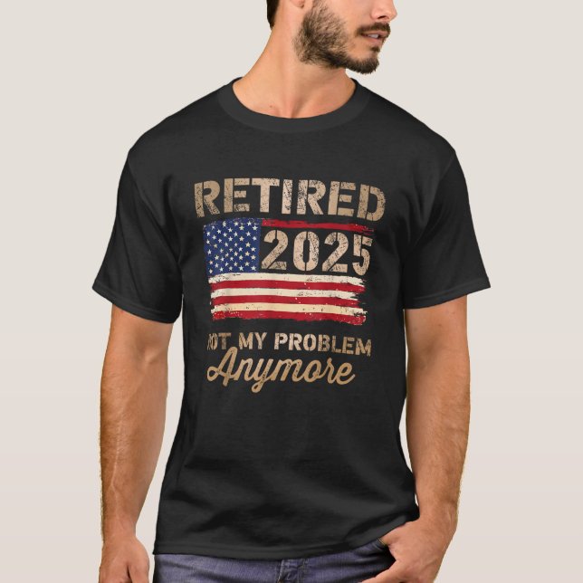 Pensionerad 2025 inte mitt problem längre US flagg T Shirt (Framsida)