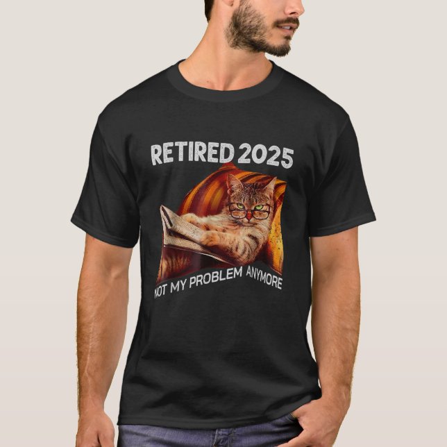 Pensionerad 2025 Inte Mitt Problem Mer rolig Katt T Shirt (Framsida)