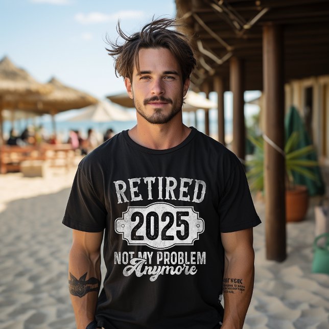 Pensionerad 2025 officiellt inte mitt problem läng t shirt (Skapare uppladdad)