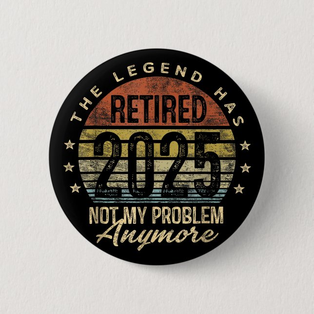 Pensionerad 2025 Pensionering Män Kvinnor Humor Knapp (Framsida)