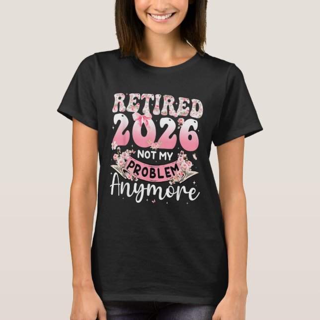 Pensionerad 2026 inte mitt problem längre blommig  t shirt (Framsida)