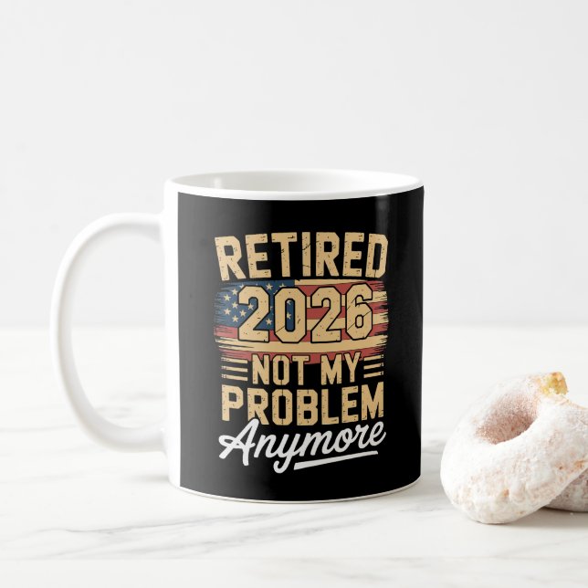 Pensionerad 2026 Inte Mitt Problem Längre USA Flag Kaffemugg (Med munk)