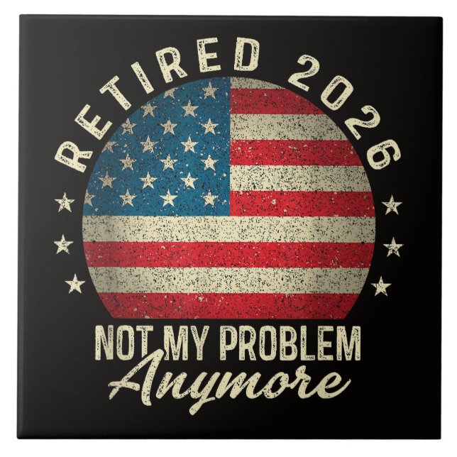 Pensionerad 2026 Inte Mitt Problem Mer USA Flagga Kakelplatta (Framsidan)