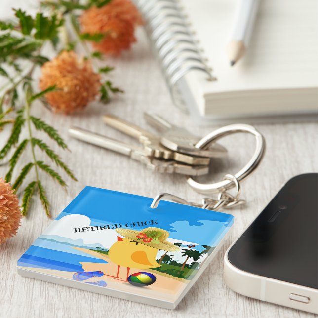 Pensionerad Chick vid stranden (Högra Framsidan)