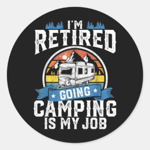 Pensionerad går på camping är jobb rolig pensioner runt klistermärke
