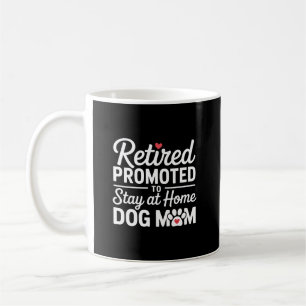 Pensionerad hundmamma rolig hundägare kvinna kaffemugg