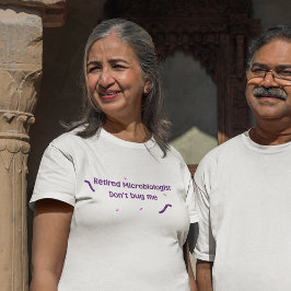 Pensionerad mikrobiolog t shirt