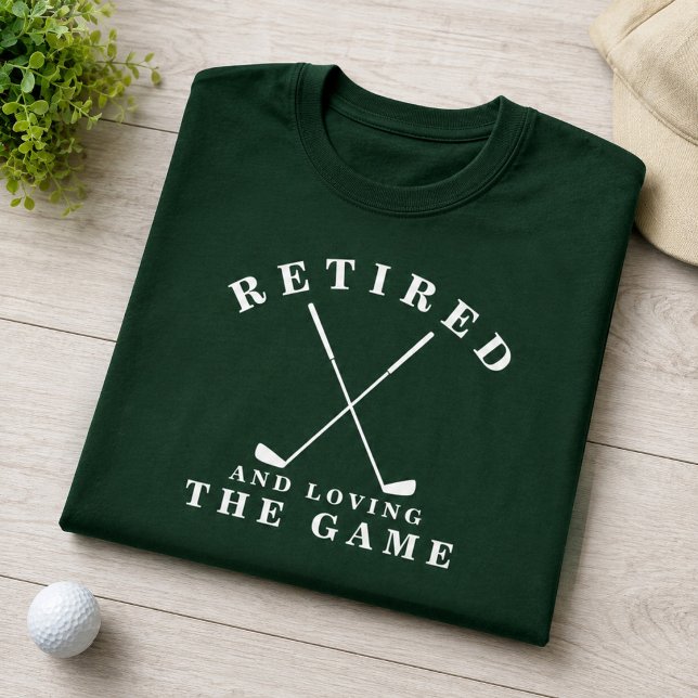 Pensionerad och kär i spelet Golfpension T Shirt (Retired and loving the game? Here's your shirt. A fun retirement gift for the golfer in your life)