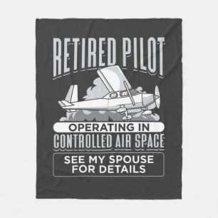 Pensionerad pilot som är verksam i det kontrollera fleecefilt