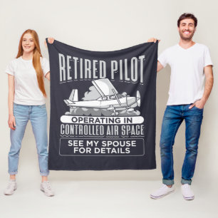 Pensionerad pilot som är verksam i det kontrollera fleecefilt