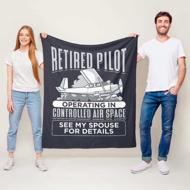 Pensionerad pilot som är verksam i det kontrollera fleecefilt (På plats)