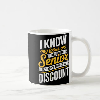 Pensionerad senior rolig äldre person säger  kaffemugg