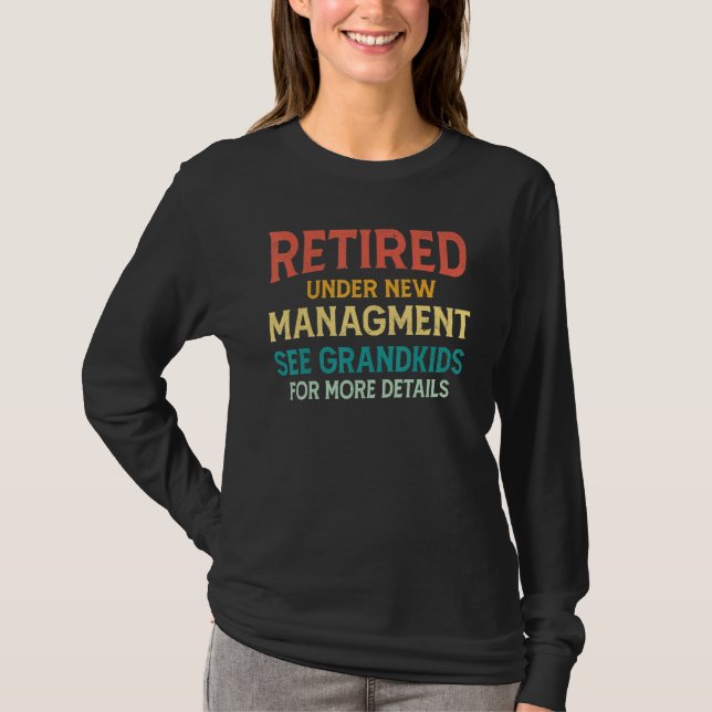 Pensionerad under ny ledning Se barnbarn för detal T Shirt (Framsida)