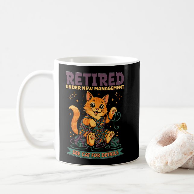 Pensionerad Under Ny Ledning Se Katten För Detalje Kaffemugg (Med munk)