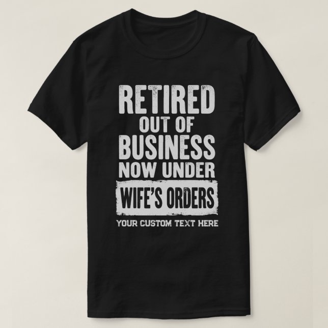 Pensionerad ur drift Nu under hustruns order T Shirt (Design framsida)