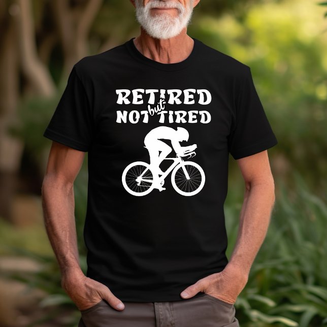 Pensionerade men inte trötta cykelsporter i pensio t shirt (Skapare uppladdad)