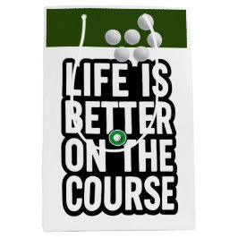 Pensionering med golftema med golfboll på grönt
