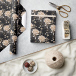 Peony blommigt blomma mönster elegant luxurie presentpapper<br><div class="desc">Fira bröllop, årsdagen, möhippan eller födelsedagen med detta vackra pärlor på blommigten för svartpeonblommor med blommar där deras petaler är öppna och omgivna av söt stamsnurrar. Denna sommar och blomman från vår inspirerade mönster är lämpad för att även frigöra projekt. Omvandla vanliga till spektakulära med den här tidslättnaden och elegantens...</div>