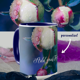 Peony-blommor efter regn mugg