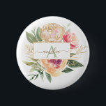 Peony och Gold Foil Bloom Monogram Namn Badge Knapp<br><div class="desc">Designat att samordna med vår Peony Bloom Monogram-samling, har anpassadet med blommor av ädel rosa och guld med grönt. Om du vill göra en mer avancerad anpassning av den här designen, t.ex. ändra layout, teckensnitt eller storlek text, klickar du på knappen "CUSTOMIZE" ovan. Observera att folie av guld är tryckt...</div>