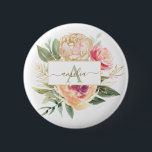 Peony och Gold Foil Bloom Monogram Namn Badge Knapp<br><div class="desc">Designat att samordna med vår Peony Bloom Monogram-samling, har anpassadet med blommor av ädel rosa och guld med grönt. Om du vill göra en mer avancerad anpassning av den här designen, t.ex. ändra layout, teckensnitt eller storlek text, klickar du på knappen "CUSTOMIZE" ovan. Observera att folie av guld är tryckt...</div>