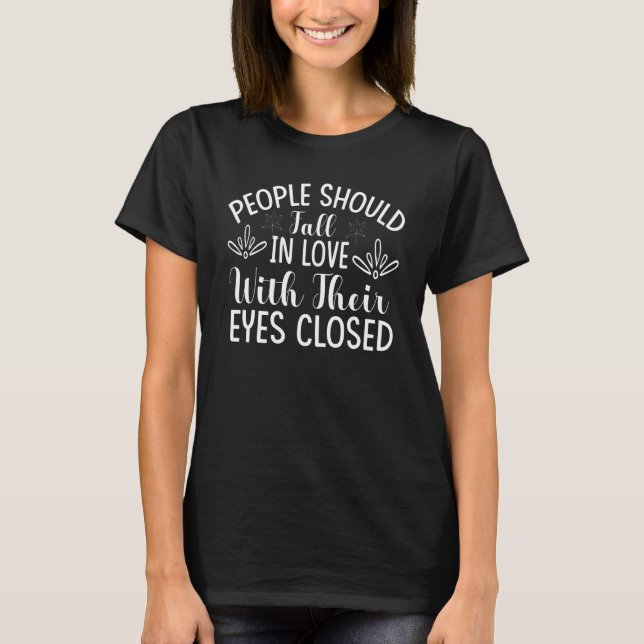 People Should Fall In Love With Their Eyes Closed  T Shirt (Framsida)